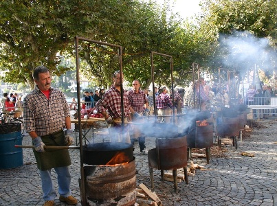 Kastanienbraten am Sagra delle castagne e festa d'autunno